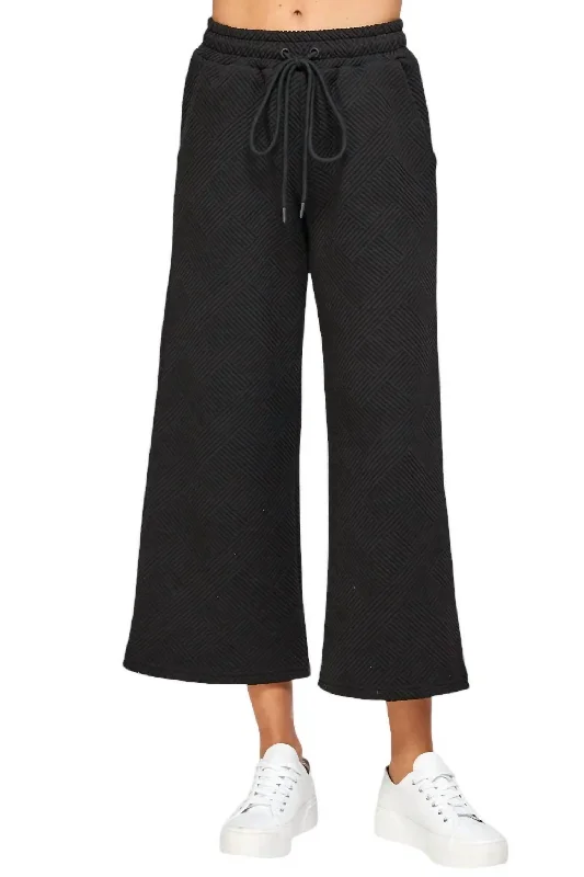 Discount Days Textured Cropped Flare Pant In Black