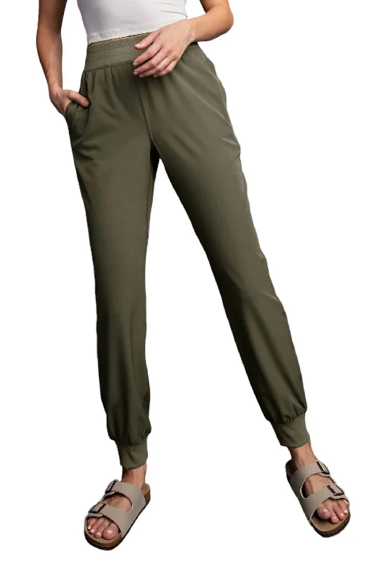 Bargain Bin Mid Rise Jogger Pants In Army Green